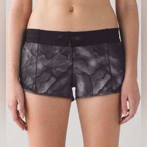 Lululemon Hotty Hot Short (2 1/2" ) size 4